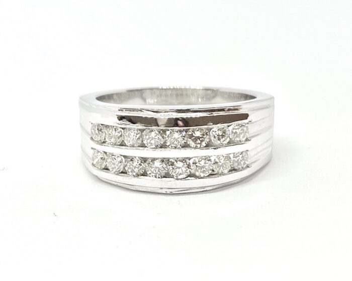 Elegant white gold diamond ring