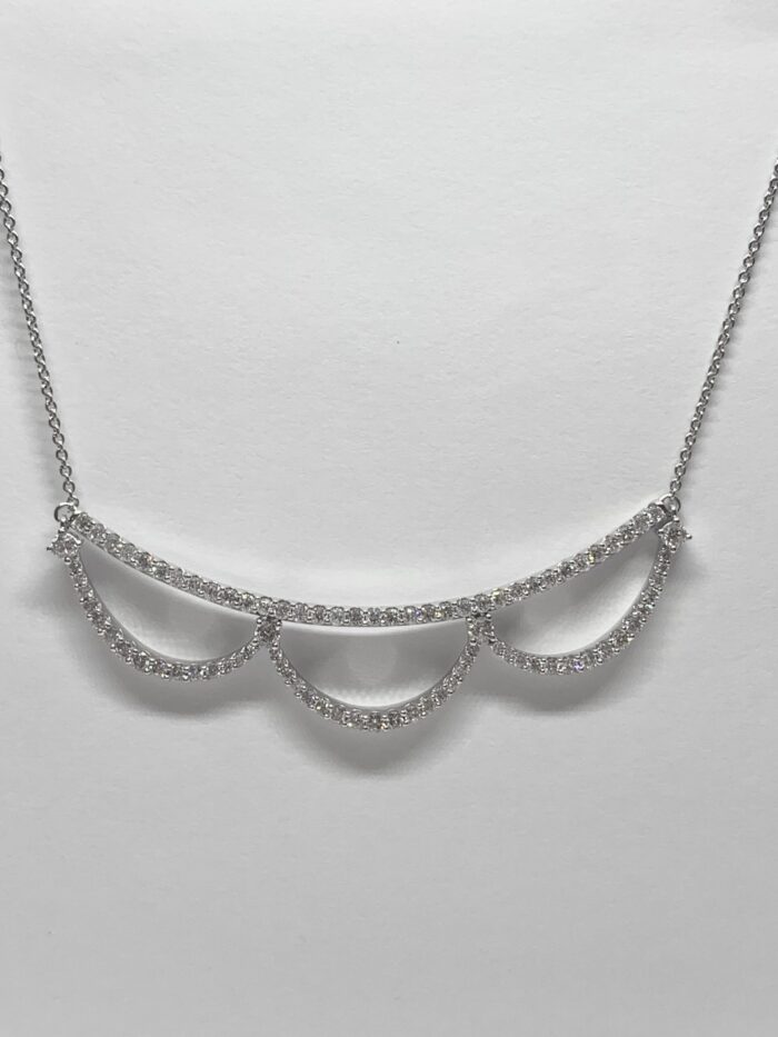 Delicate silver necklace with sparkling diamonds