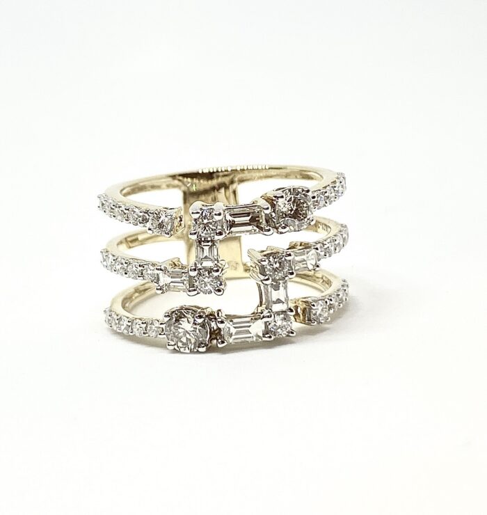 Yellow gold ring with sparkling square and baguette diamonds