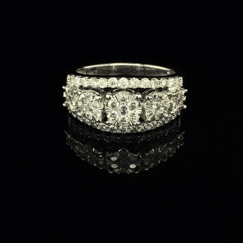 Sparkling moissanite engagement ring